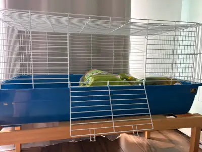 Selling a cage. I'll include dry grass with the cage.