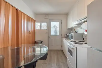 Grand 3 1/2 demi-sous-sol à Longueuil – 890 $/mois Libre le 1er mai Logement calme et bien situé, id...