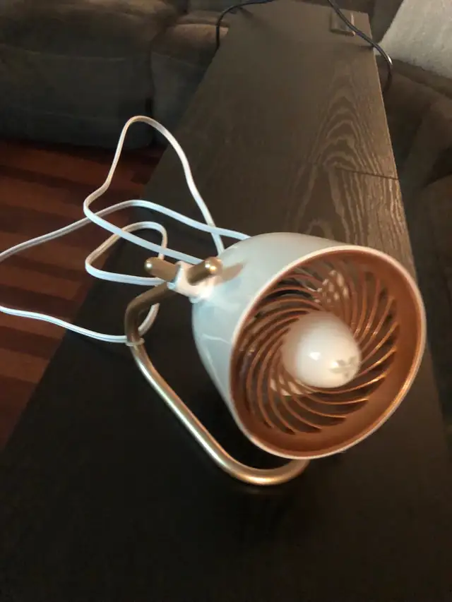 Table Lamp in Indoor Lighting & Fans in Oakville / Halton Region - Image 2