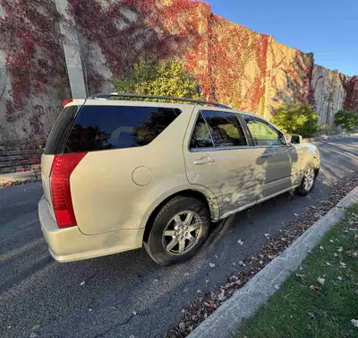Cadillac srx 2008 all wheel drive Leather seats Panoramic sunroof 7 passenger Best offer