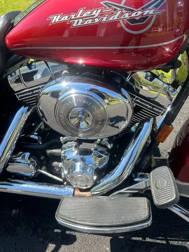 2006 Harley roadking(New 103 motor installed) in Touring in Bedford - Image 7