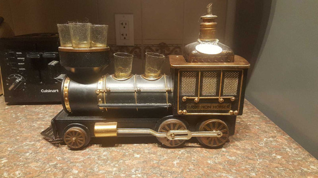 old fashion wiskey holder traon in Arts & Collectibles in Ottawa - Image 2