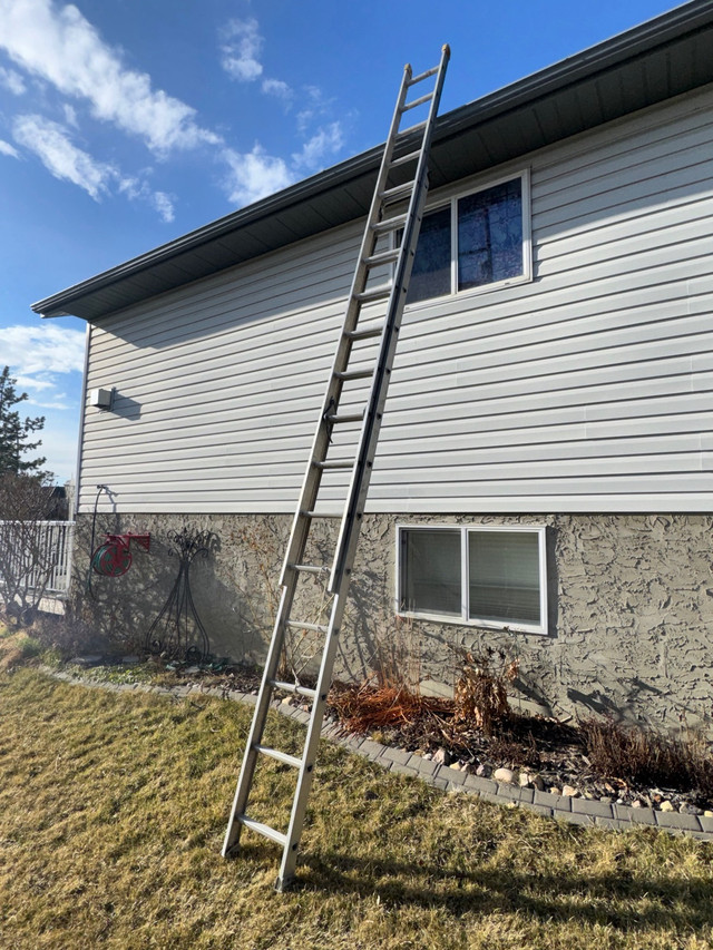 24' Aluminum Extension Ladder in Good Shape! Cheap! in Ladders & Scaffolding in Edmonton