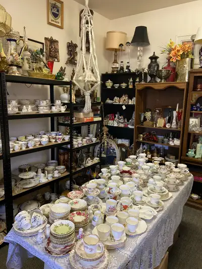 Lots of collectable stuff , lots of fine bone China,wall art , books, and lots more. Text to make ap...