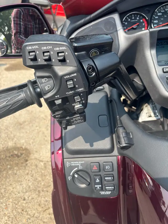 2006 Honda Goldwing Very low KM in Touring in Lethbridge - Image 10