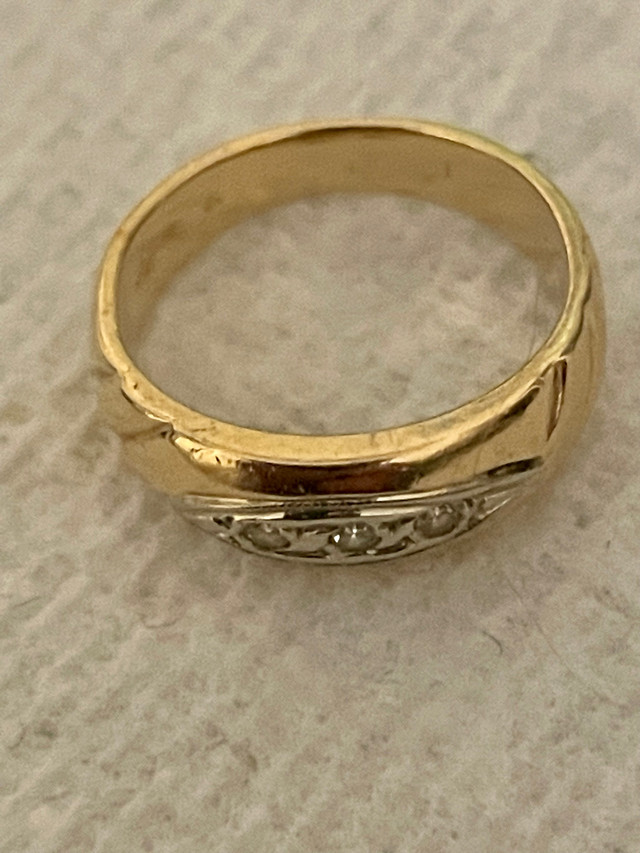  Ladies, gold and diamond wedding band in Jewellery & Watches in Trenton - Image 4