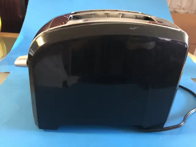 Black & Decker 2 slice Toaster T2030 850W in Great condition $25 in Toasters & Toaster Ovens in Markham / York Region - Image 7