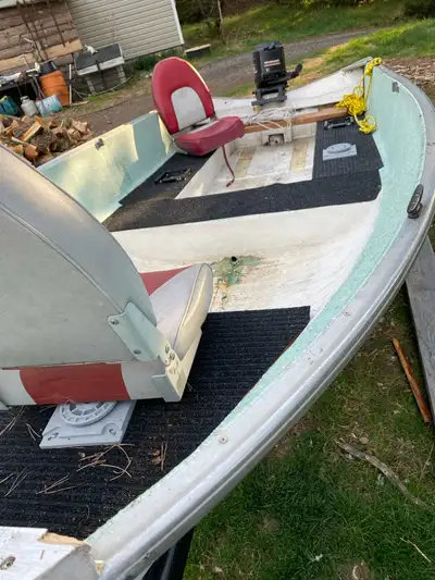 Solid 16’ fibreglass fishing boat 2 seats 2 paddles 18HP XD Mercury outboard with tank and hose Trai...