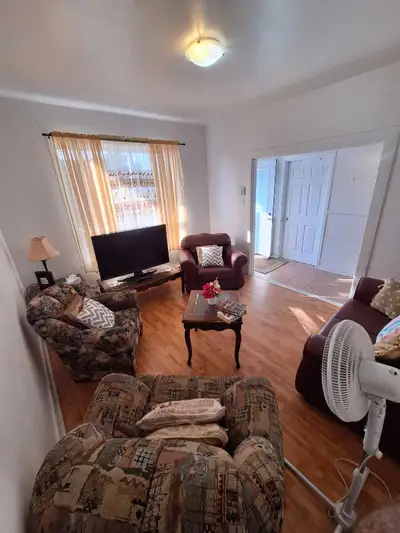 3 chambres fermées dans un Triplex ! Disponible dès le 1er juillet 2026 ! Adresse : 2136 Av. Cloutie...