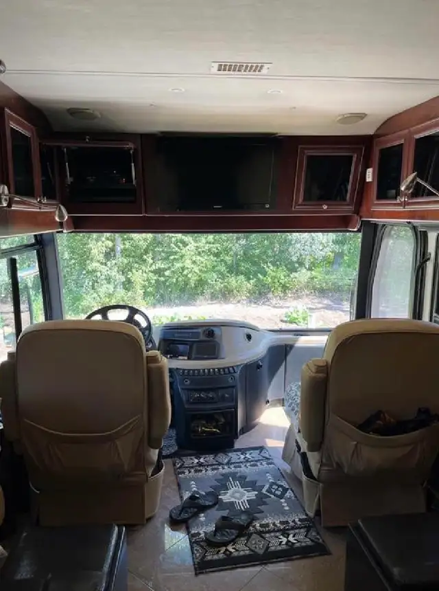 2012 American Revolution 42T – Luxury Diesel Pusher in RVs & Motorhomes in Revelstoke - Image 5