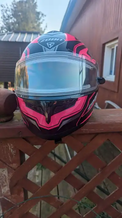 Womans Zoan snowmobile helmet In great shape, lightly used Size XS but fits big for an xs Heated vis...