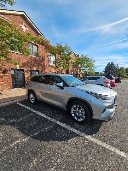 2025 Toyota highlander hybrid limited awd silver- lease transfer in Cars & Trucks in City of Toronto - Image 2