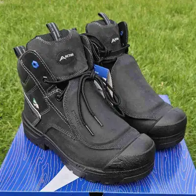 Men's Size 9.5 W Safety/Work boots CSA Grade 1 Protective Toe CSA Electrical Shock Resistence CSA Me...