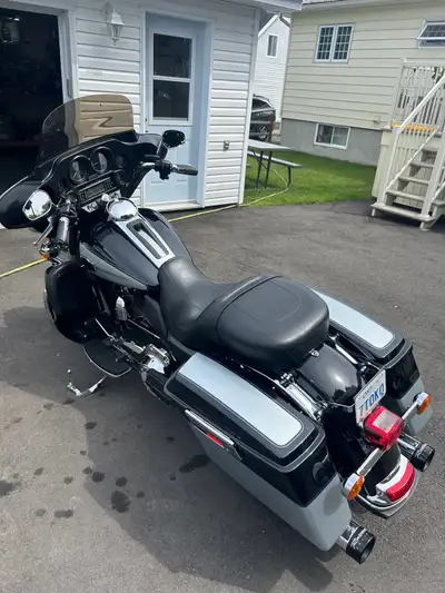 A qui la chance! Très belle moto Harley Davidson moteur 103 pouce cube stage 2. Avec beaucoup d’opti...