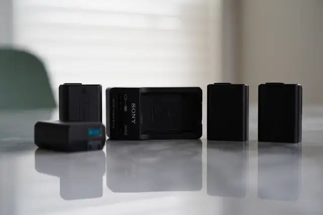 Sony batteries and charger in Cameras & Camcorders in City of Toronto - Image 2