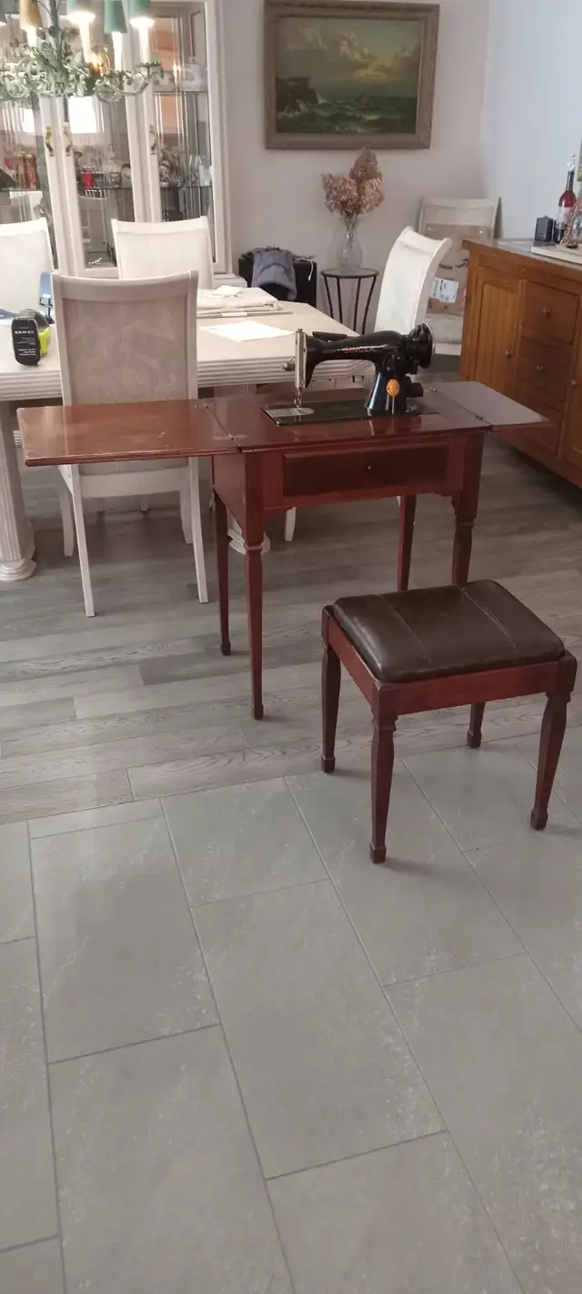 ANTIQUE SINGER SEWING MACHINE in Arts & Collectibles in Oshawa / Durham Region - Image 2