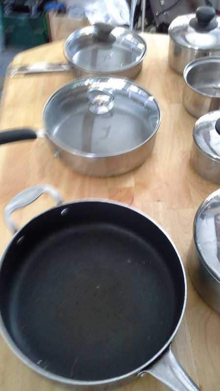 ASSORTED COOKING POTS PANS + LIDS + 2 GLASS LIDS dans Vaisselle et articles de cuisine  à Ouest de l’Île - Image 3