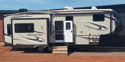 Great light weight couples camper. King bed ,big closet, dresser washer hook up . Table , chairs, hi...