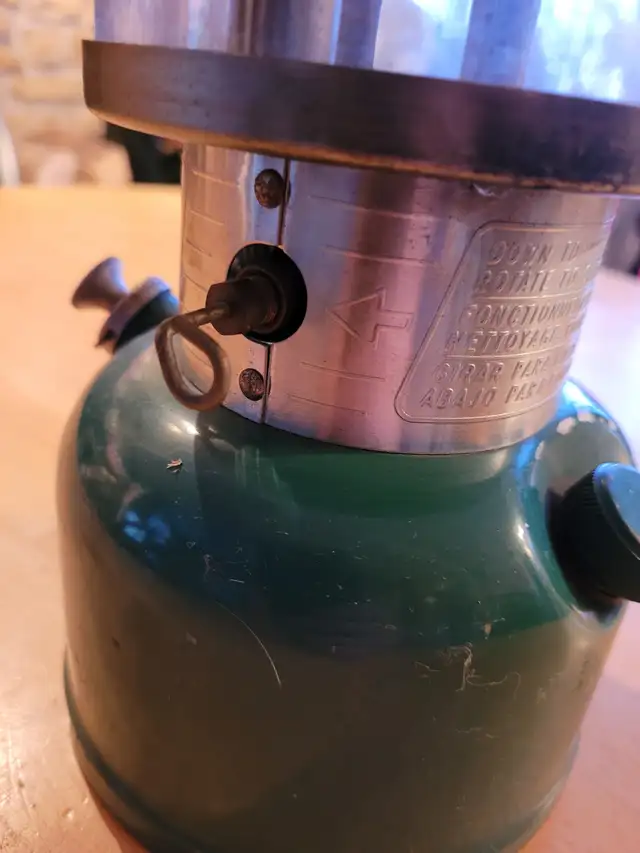 LANTERNE CLASSIQUE À NAPHTE / COLEMAN / 1971'S in Arts & Collectibles in Laurentides - Image 8