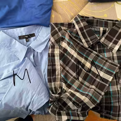 Vêtements adolescents de différentes grandeur. Certains morceaux neufs et les autres usagers. Très p...