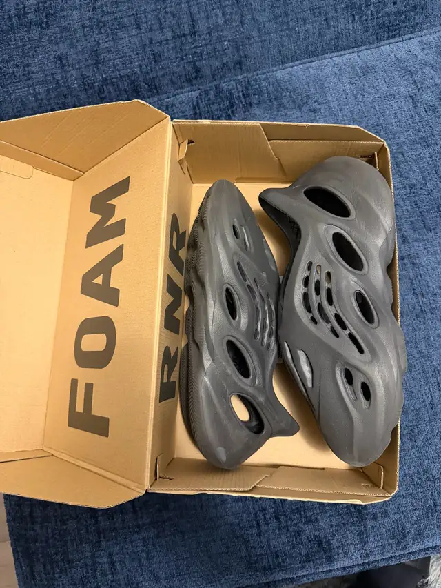 Yeezy foam runner sz10 onyx in Men's Shoes in City of Toronto - Image 2