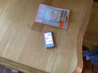 iPod nano de marque Apple avec écouteurs et fil de charge