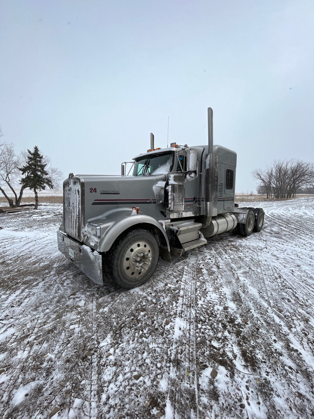 REDUCED!! KENWORTH W900L C15 CAT 6NZ 18 Spd LOW RISE in Heavy Trucks in Saskatoon - Image 4