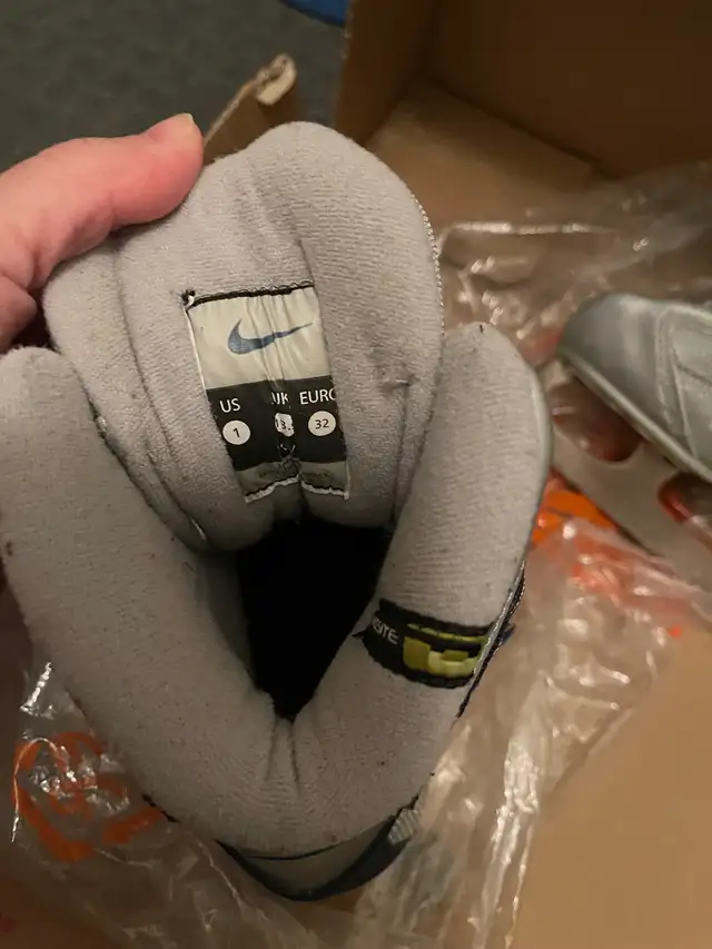 Price reduced! Nike Figure Skates II Jr - Size 1 in Skates & Blades in Markham / York Region - Image 3