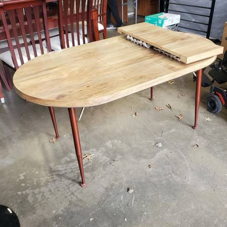 VINTAGE DINING TABLE w/LEAF in Dining Tables & Sets in Delta/Surrey/Langley - Image 4