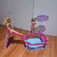 Barbie - Piscine avec glissade et parasol, 2 poupées en maillot