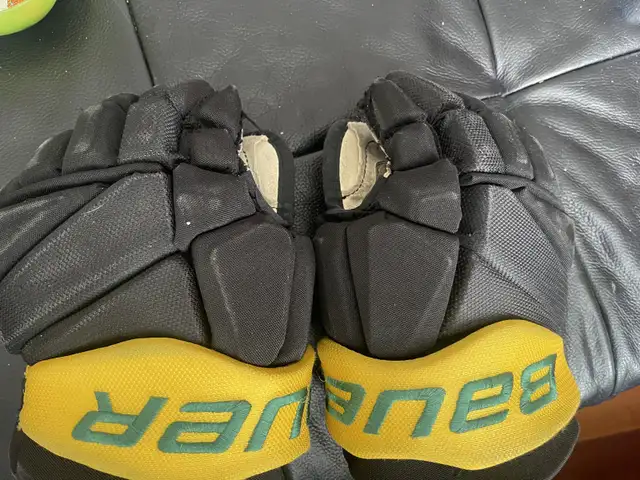 Strathcona warriors hockey gloves & jacket in Hockey in Strathcona County - Image 3