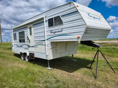 2000 Vanguard 5th wheel trailer. 27' long, Lots of room with 1 big slide (couch and fridge in the sl...