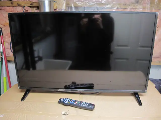 Exc. fully working "40 Westinghouse Smart TV 1080p FHD 3x HDMI in TVs in City of Toronto - Image 4