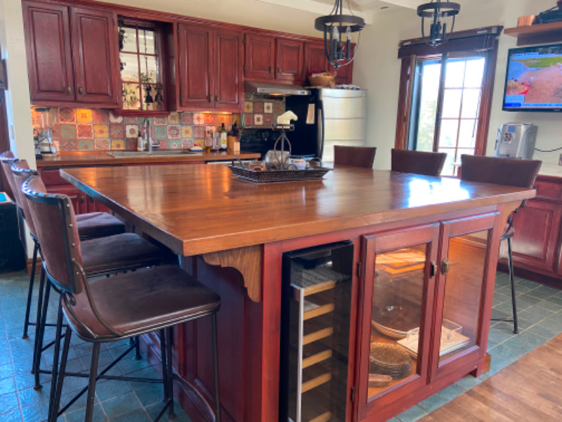 et îlot de cuisine en bois Armoires et revêtements de