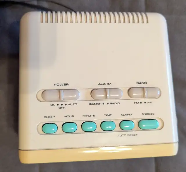 Sounddesign Radio Alarm Clock in General Electronics in Oshawa / Durham Region - Image 3