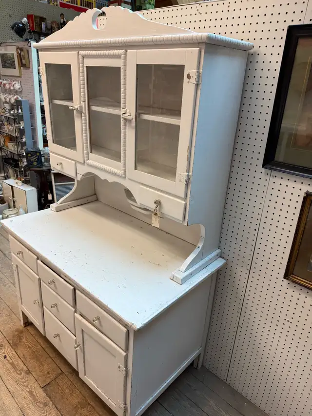 Vintage farmhouse cabinet  in Hutches & Display Cabinets in Edmonton - Image 6
