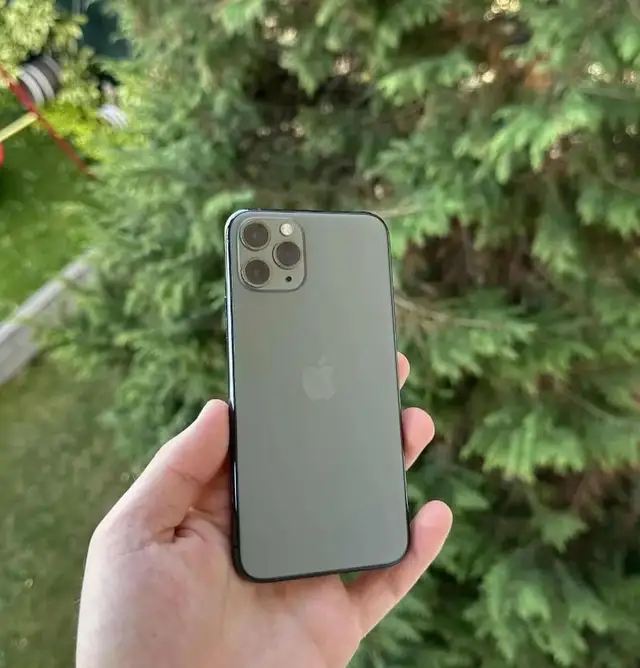 iPhone 11 pro in Cell Phones in City of Halifax - Image 3