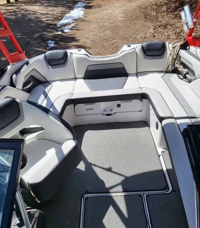 Yamaha AR195 Wakeboard Boat in Powerboats & Motorboats in Renfrew - Image 4