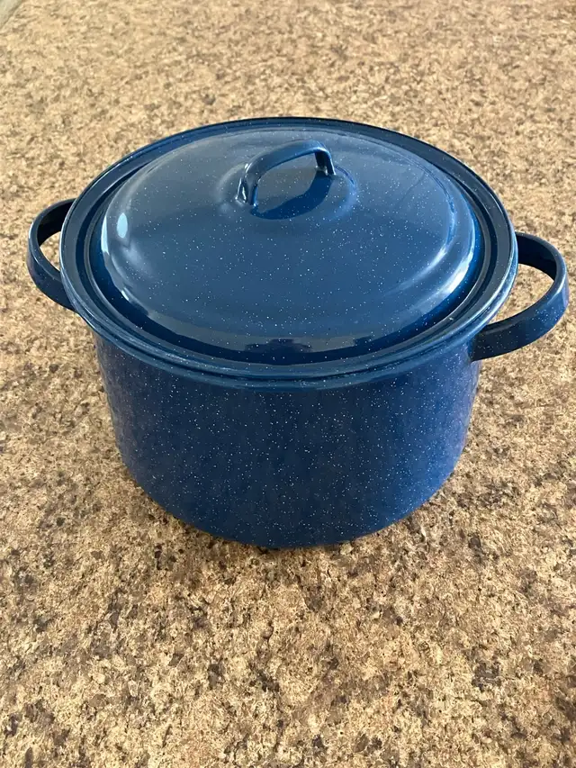 Outdoors Enameled Stock Pot, 5.75 quarts Enamelw