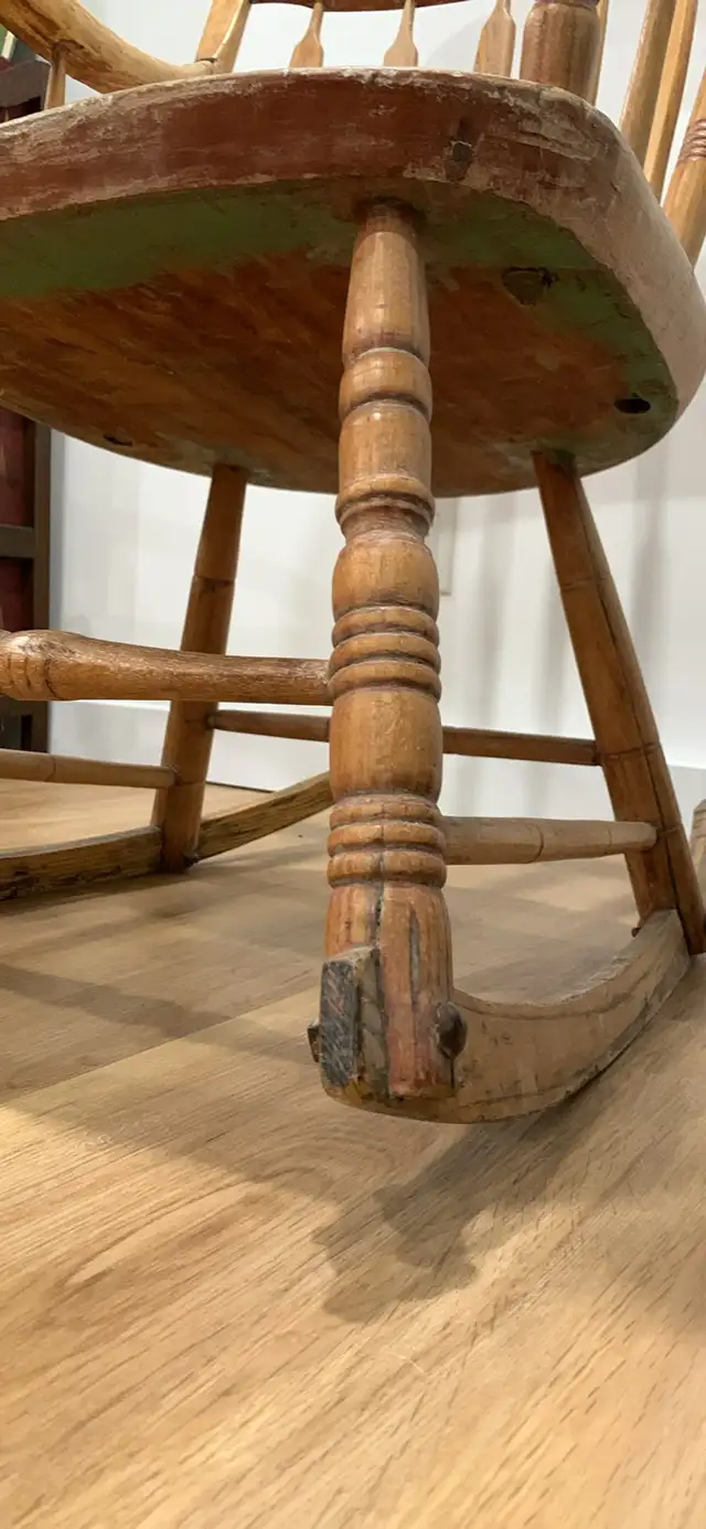 Antique Arrowback Windsor Rocking Chair Boston Rocker Primitive in Chairs & Recliners in Ottawa - Image 9