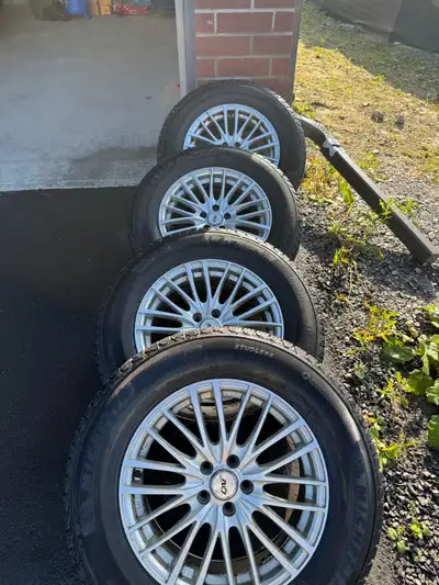 These pre-owned 16-inch Michelin X-Ice Snow winter tires, sized 225/65R16, come mounted on durable a...