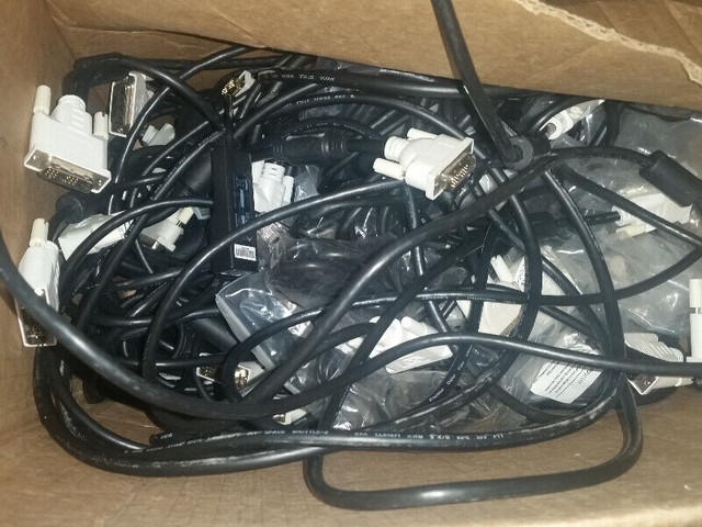 dvi video cables $5 svga video cables $5 hdmi cables $5 extra l dans Autre  à Ville de Montréal