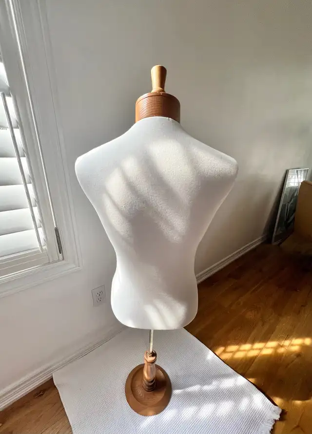 Wood floor Desk Table Vintage Bust Sewing Mannequin in Home Décor & Accents in Markham / York Region - Image 5