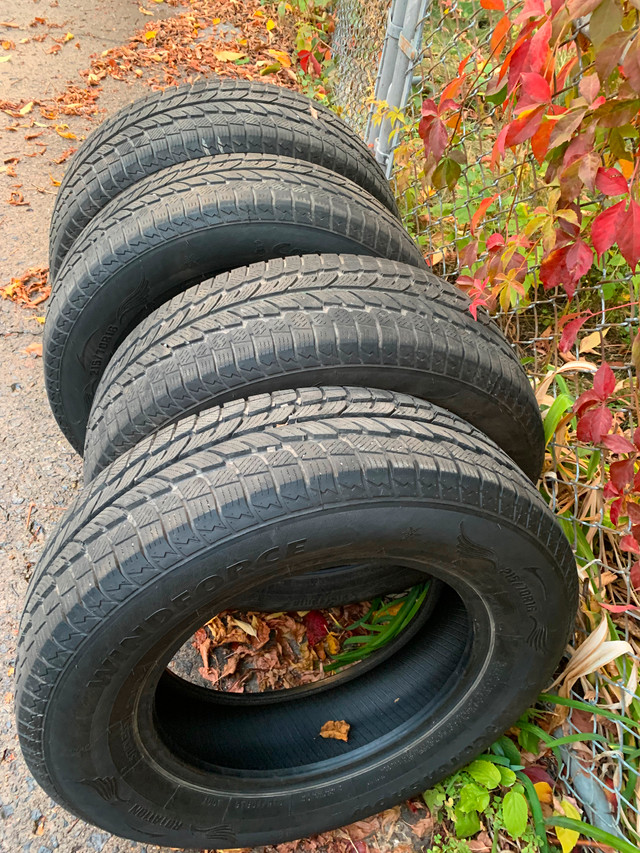 Pneus d’hiver 215/70/16 dans Pneus et jantes  à Ville de Montréal
