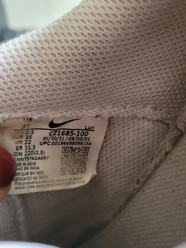 Nike BLANC enfant taille 3y in Kids & Youth in City of Montréal - Image 3