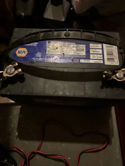 Batterie 12 volts Mopar 750 ampères 1 an d’usure Payé 240$ Vendrais 120$ ****BAISSE DE PRIX 90$****...