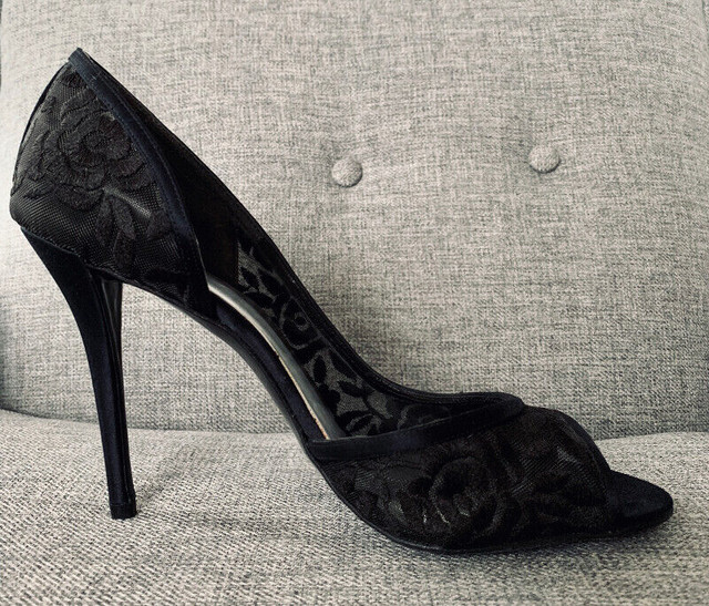 EUC STUART WEITZMAN BLACK EMBROIDERED LACE D'ORSAY SATIN PUMPS in Women's - Shoes in City of Toronto - Image 2