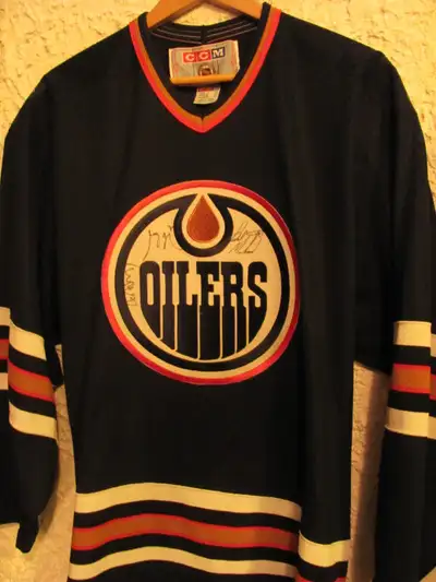 Oilers Vintage CCM Jersey Signed by Todd Marchant and Georges Laraque size Mens Xlarge.