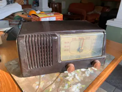 General Electric, made in Canada approx. 1953. Model C-403 The electronics have been restored (all n...