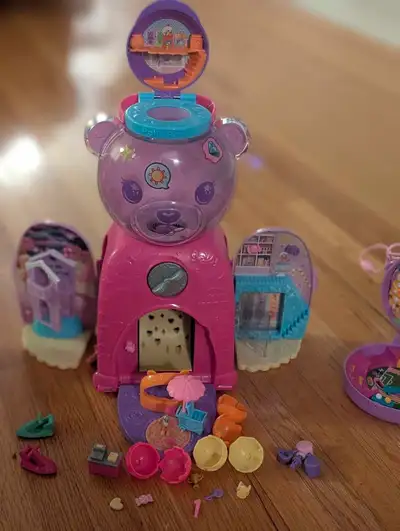 CHECK IT OUT! This Polly Pocket Gumball Bear playset is ready for new adventures. It comes with 26+...